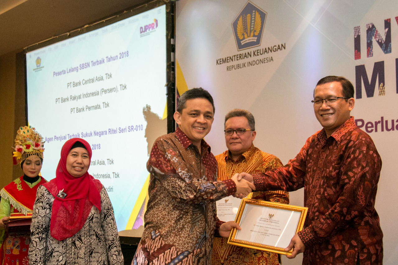 Bank Bri Borong Tiga Penghargaan Ajang Dealer Utama Dari