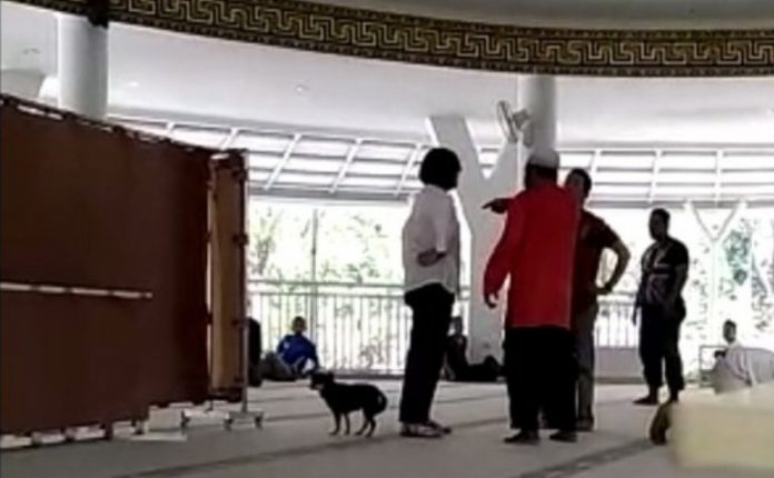  Polisi  Jadikan Tersangka Wanita Bopong Anjing  Masuk Masjid 