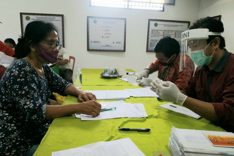 Penerima manfaat mengurus pencairan dana bansos pemerintah melalui BNI. Foto: humas BNI