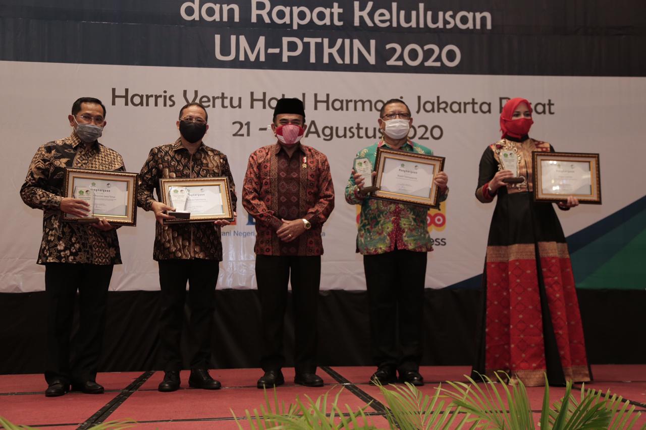 Menag Fachrul Razi (tengah) bersama empat kepala daerah yang menerima penghargaan. foto: humas Kemenag