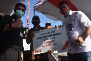 Seremoni penyerahan bantuan KUR Bank BNI pada petani di Bangka Belitung. foto: Humas Bank BNI