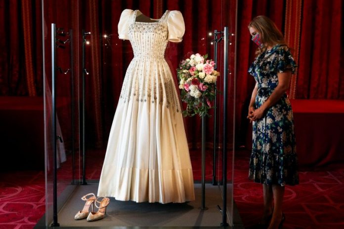 Putri Inggris Beatrice melihat gaun pengantinnya sebelum dipamerkan kepada publik di Kastil Windsor, Windsor, Inggris, Rabu (23/9/2020). Putri Beatrice menikah dengan Edoardo Mapelli Mozzi pada 17 Juli 2020 dan tampil dalam balutan gaun pengantin dari era tahun 1960-an rancangan Norman Hartnell yang dipinjamkan sang nenek, Ratu Elizabeth II. Foto: internet