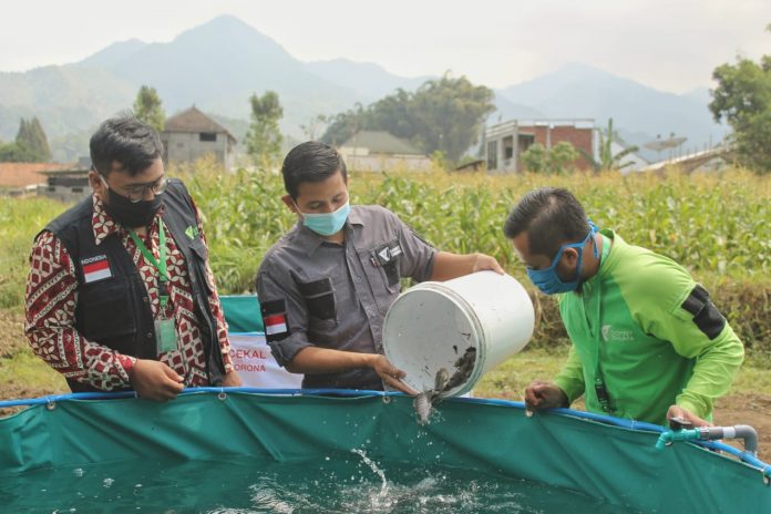 Penerima manfaat Nurul mengaku dulu bekerja menjaga villa, sejak pandemi dirumahkan. Setelah dapat bantuan dari Dompet Dhuafa membuka warung kelontong. Foto: humas Dompet Dhuafa