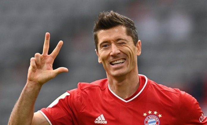 Striker Robert Lewandowski mengukir trigol saat Bayern Munich menang 5-0 atas Eintracht Frankfurt. Foto: internet