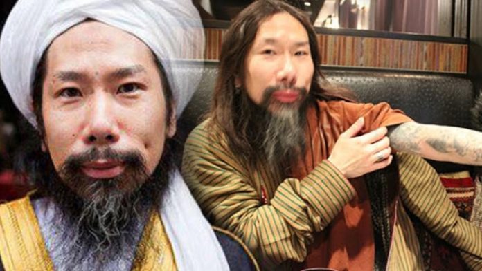 Taqi Takazawa memamerkan tato semasa masih jadi gangster dan tampilan setelah menjadi imam. Foto: dailymoslem.com