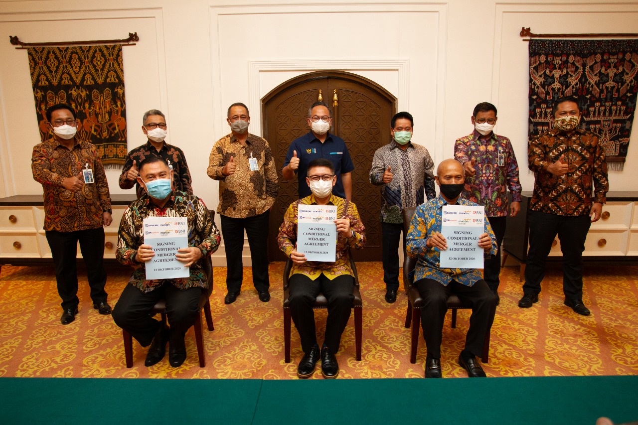 Baris belakang (ki - ka): Sis Apik Wijayanto (Direktur Hubungan Kelembagaan (BNI), Sunarso (Dirut (BRI), Royke Tumilaar (Dirut (BNI), Kartika Wirjoatmodjo (Wakil Menteri BUMN), Hery Gunardi (Wadirut Bank Mandiri), Catur Budi Harto (wadirut BRI), Pantro Pander Silitonga (Direktur Bisnis Indonesia Financial Group). Baris depan (ki - ka): Abdullah Firman Wibowo (Dirut BNI Syariah), Toni EB Subari (Dirut Mandiri Syariah), Ngatari (Dirut BRIsyariah). Ini setelah penandatanganan Conditional Merger Agreement (CMA) untuk Integrasi dan Peningkatan Nilai Bank Syariah milik BUMN di Jakarta, Senin (12/10/2020). Foto: humas BNI Syariah
