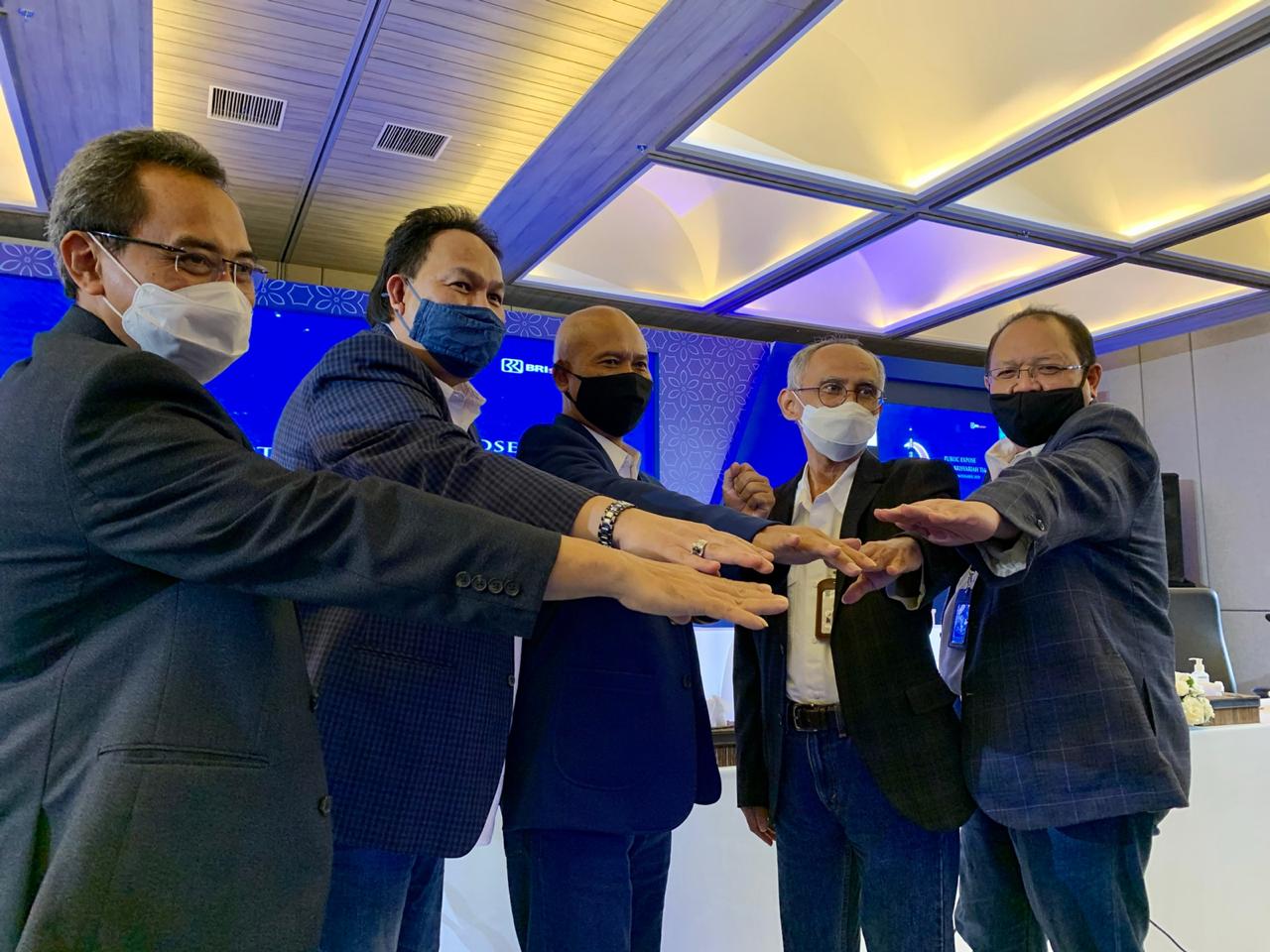 Direksi kompak menyambut BRIsyariah resmi naik kelas menjadi BUKU III pada 23 November 2020. Foto: indopos.co.id