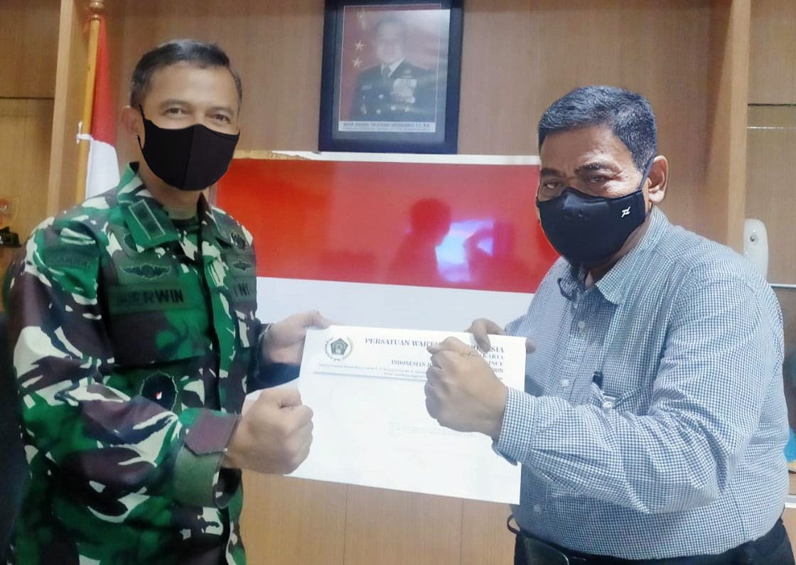 Kapendam Jaya Letkol Arh. Herwin BS (kiri) menerima Ketua Panitia PWI Jaya Award 2021 Cak Herry SL (kanan). Foto: ist