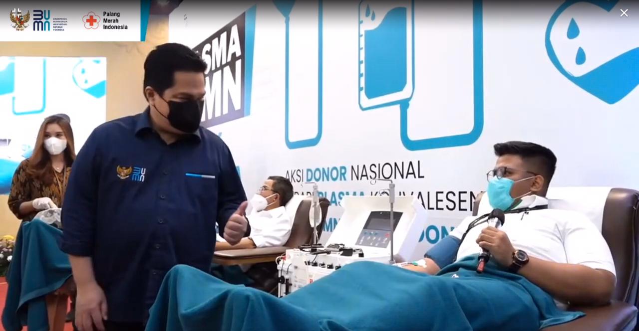 Menteri BUMN Erick Thohir (kiri) mengunjungi insan Pegadaian bernama Ardhano Priatama untuk menjadi pendonor plasma konvalesen. Foto: humas Pegadaian