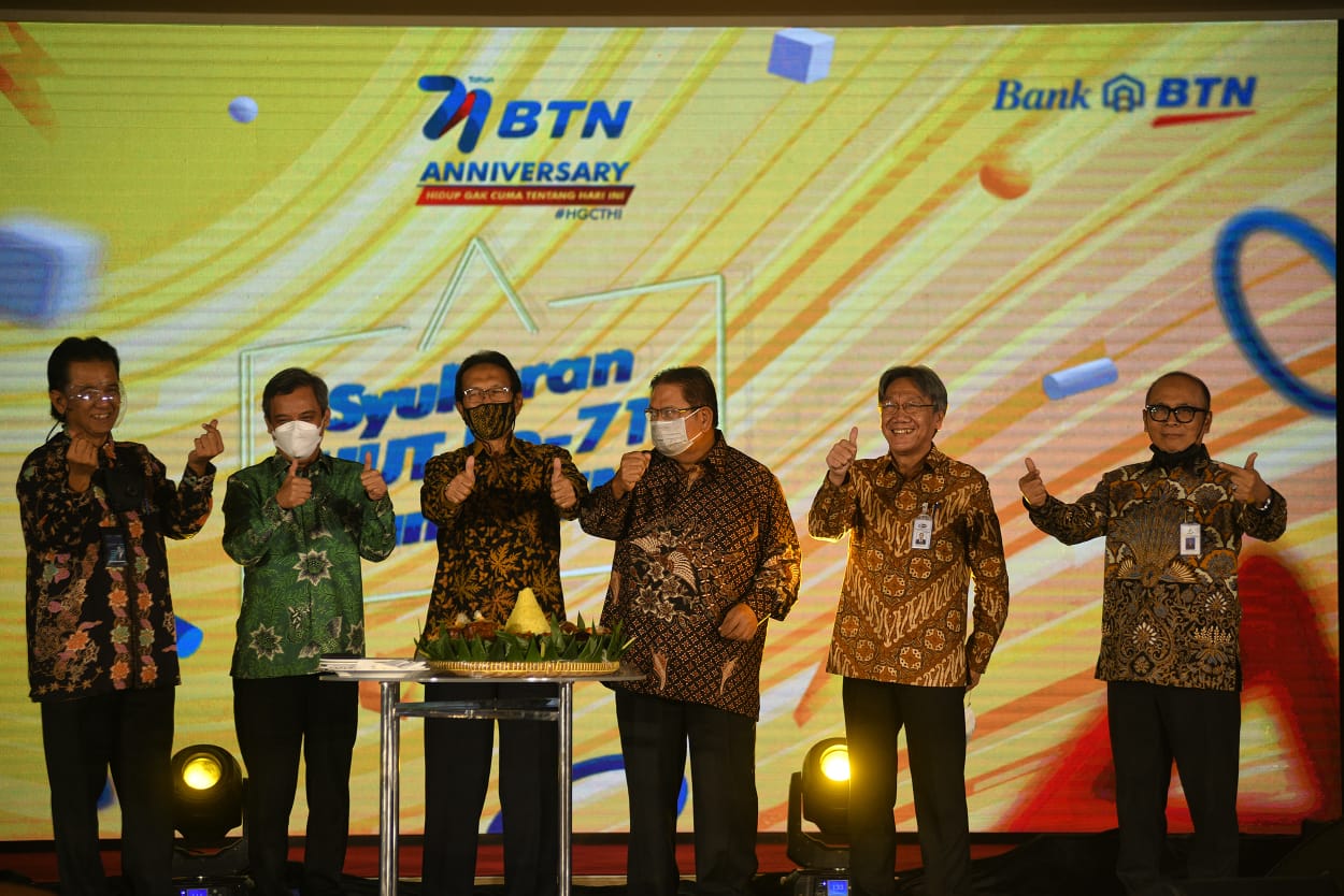 Komisaris Utama PT Bank Tabungan Negara (BTN) Chandra Hamzah (kiri) dan  Plt Direktur Utama Bank BTN ,Nixon LP Napitupulu (kedua dari kiri)  kompak mengangkat jempol usai melakukan prosesi pemotongan tumpeng  saat acara syukuran Hari Ulang Tahun Bank BTN ke 71 di Jakarta, Selasa (9/2/2021). Foto: humas BTN