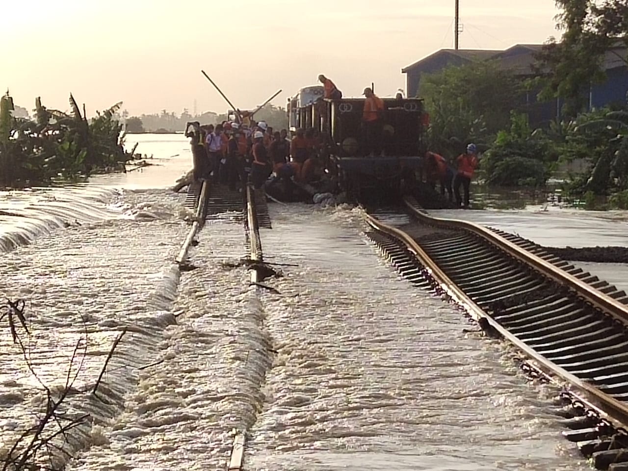 Dampak Banjir, Seluruh Perjalanan KA Jarak Jauh dan Lokal Keberangkatan