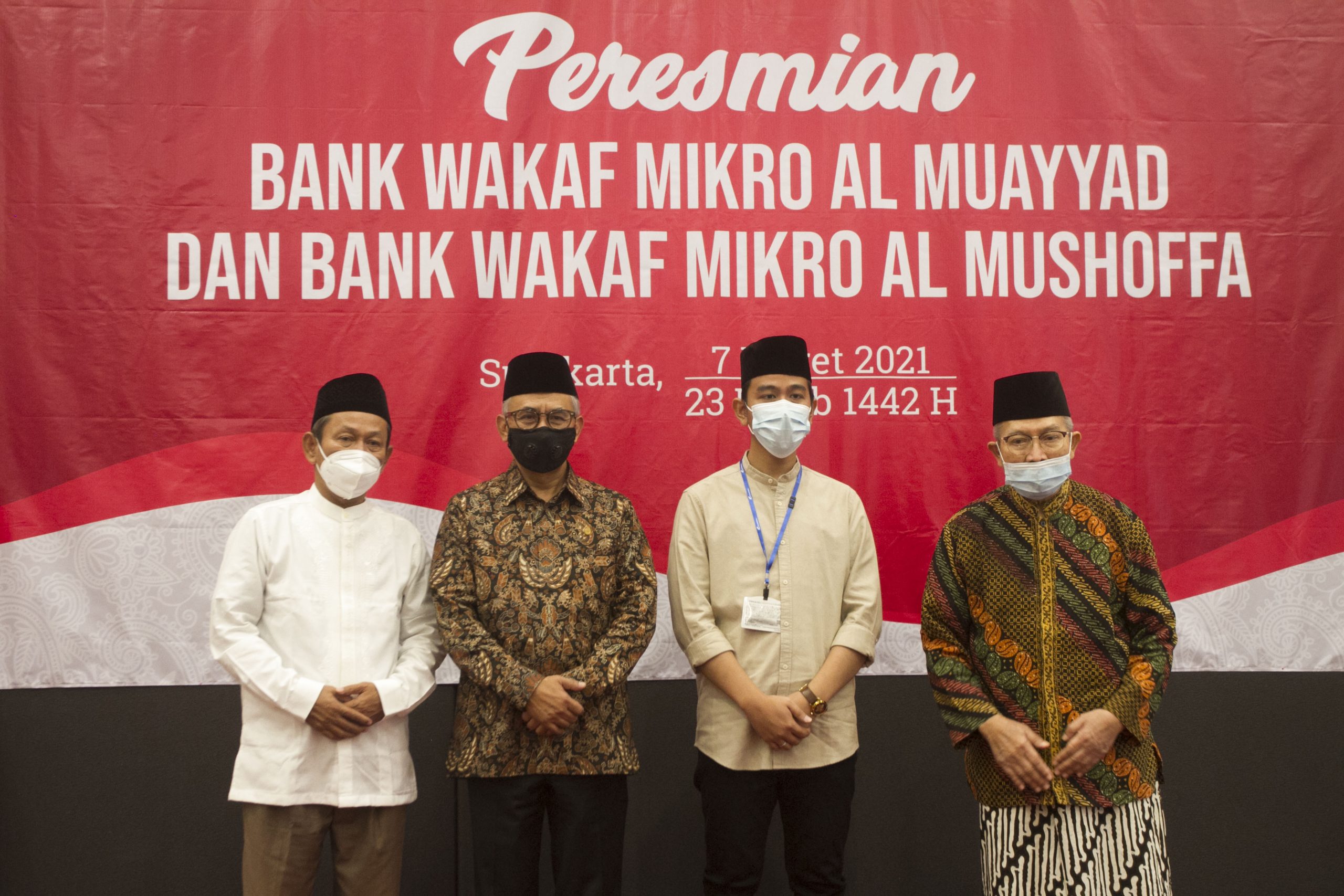 Ketua Dewan Komisioner OJK Wimboh Santoso (kedua dari kiri) usai meresmikan beroperasinya BWM Al Muayyad dan BWM Al Mushoffa di Kantor OJK Solo. Foto: humas OJK