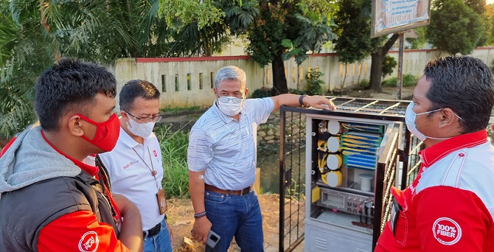Direktur Network & IT Solution Telkom Herlan Wijanarko (kedua dari kanan) bersama Executive Vice President Telkom Regional I Area Sumatra Machsus Kusuma Apriyono (kedua dari kiri) saat meninjau infrastruktur jaringan demi memastikan kualitas layanan terbaik ke pelanggan terutama di saat Ramadan dan Idul Fitri 1442 H di Palembang, Sumatera Selatan, Kamis (22/4/2021). Foto: humas Telkom