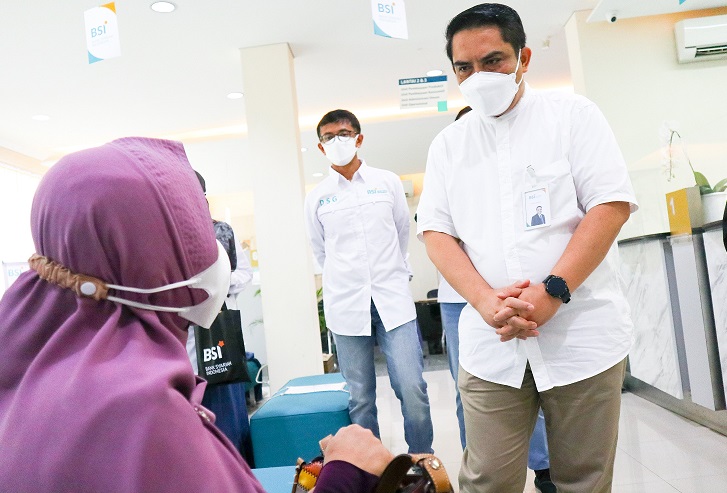 Direktur Sales & Distribution BSI Anton Sukarna (kanan) menyapa langsung nasabah di BSI Kantor Cabang Pajajaran Bantarjati Bogor menyambut Hari Pelanggan Nasional 2021. Foto: humas BSI