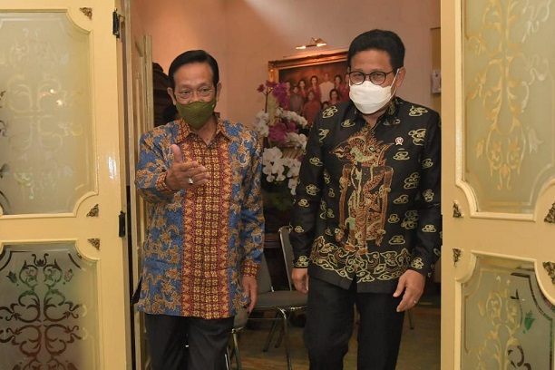 Gubernur DI Yogyakarta Sri Sultan Hamengku Buwono X (kiri) mempersilakan masuk Mendes PDTT Abdul Halim Iskandar yang melakukan sowan bahas percepatan pembangunan desa. Foto: Wening/Kemendes PDTT