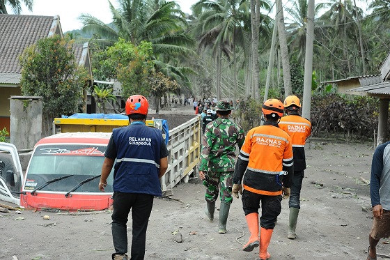 BAZNAS bersama TNI dan relawan gabungan bahu membahu membuka akses jalan yang terputus akibat erupsi Gunung Semeru di Kabupaten Lumajang, Jawa Timur. Foto: humas Baznas