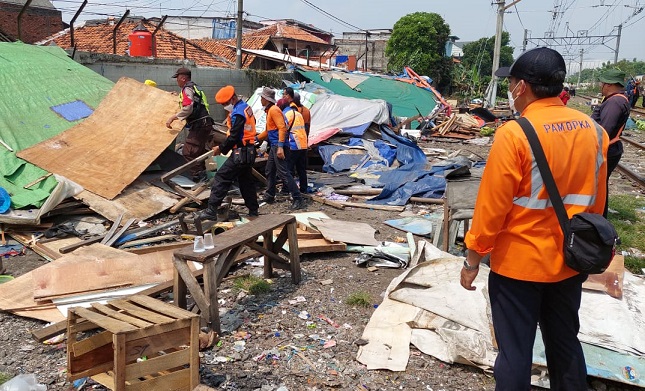 PT KAI Daop 1 Jakarta bersama unsur kewilayahan setempat melakukan penertiban bangunan liar di pinggir sekitar jalur KA antara Stasiun Tanjung Priok hingga Stasiun Ancol. Foto: humas Daop 1 Jakarta