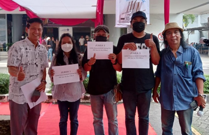 Ketua Seksi Musik Film dan Lifestyle (Simulfi) PWI Jaya Irish Riswoyo bersama panitia di sela-sela HFN di PPHUI, Kawasan Kuningan, Jakarta Selatan, Rabu (30/3/22) dirilis panitia Simulfi melalui WAGroup Guyub PWI Jaya, Kamis (31/3/2022). Foto: dok Simulfi