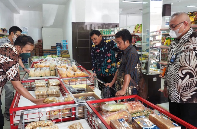 Dirut LPDB-KUMKM Supomo (ketiga dari kanan) saat berkunjung ke Kantor KSP CU Keling Kumang, Kabupaten Sintang, Kalbar, Rabu (18/5/2022). Foto: humas LPDB