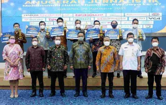 Gubernur DKI Jakarta Anies Baswedan (keempat dari kanan) didampingi Ketua PWI Pusat Atal S Depari (ketiga dari kanan) dan Ketua PWI Jaya (ketiga dari kiri) foto bersama dalam acara puncak Anugerah MH Thamrin 2021. Foto: dok PWI Jaya