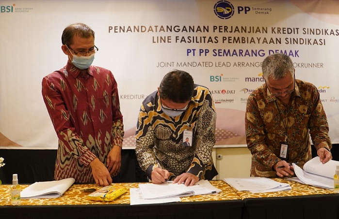 Group Head Corporate Business 2 Bank BSI Buyung Ichman Lukman (tengah) saat melakukan penandatanganan di hadapan notaris untuk kerja sama pembiayaan sindikasi syariah untuk proyek pembangunan jalan tol Semarang Demak di Park Hotel Cawang, Jakarta, Selasa (28/6/2022). Foto: humas BSI