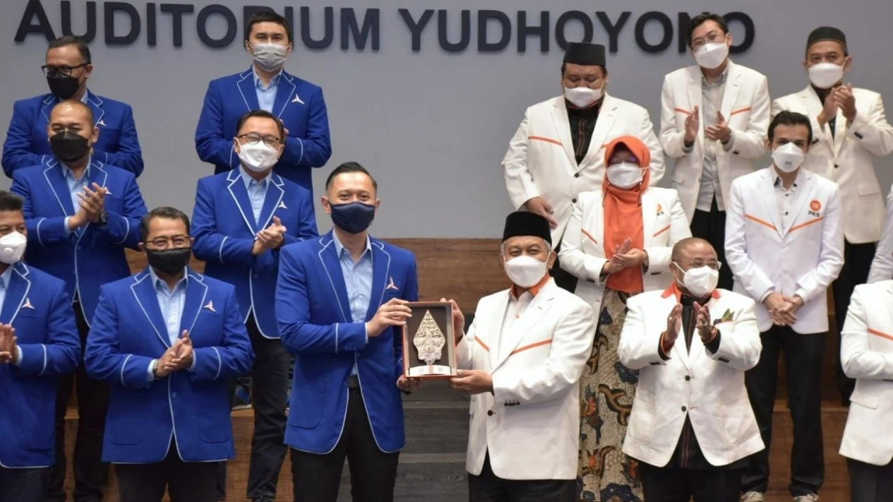 Ketum Demokrat Agus Harimurti Yudhoyono (AHY) dan Presiden PKS Ahmad Syaikhu bertukar cenderamata usai pertemuan pada 22 April 2021. Foto: internet