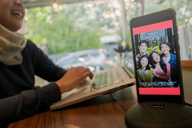 Telkomsel melalui MAXstream mempersembahkan drama remaja orisinal berjudul ‘Kau dan Dia 2’ mulai tayang 1 Juli 2022. Konten orisinal yang merupakan sekuel dari ‘Kau dan Dia’ ini dapat disaksikan secara eksklusif melalui platform MAXstream di tsel.me/kaudandia2. Foto: humas Telkomsel