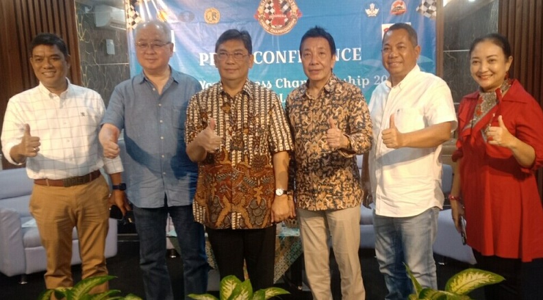 Ketua Umum PB Percasi GM Utut Adianto (ketiga dari kiri) bersama para pengurus memberi keterangan wartawan tentang mempersiapkan Kejuaraan Catur Junior Asia di Bali, 13-22 Oktober mendatang. Foto: gunawan