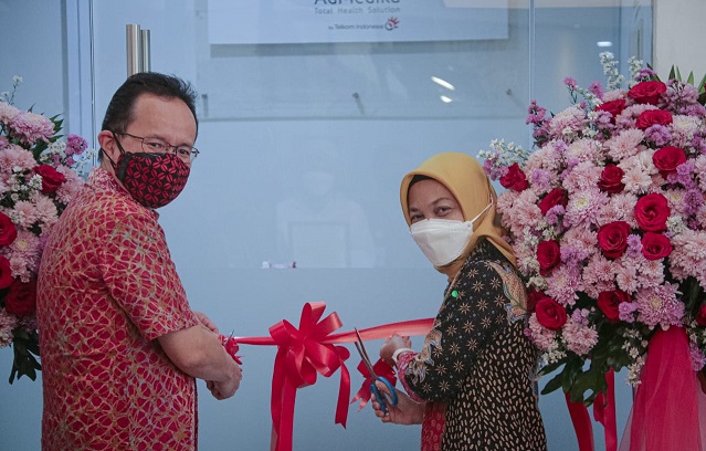 Kerja sama antara AdMedika dan Mayapada Hospital yang ditandai dengan seremonial gunting pita oleh CEO AdMedika Dwi Sulistiani (kanan) dan Group Commercial Director Mayapada Healthcare Benjamin Winoto (kiri) di Mayapada Hospital, Jakarta Selatan. Foto: dok humas AdMedika by Telkom