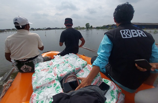 Bank BRI Peduli menyalurkan bantuan bencana banjir Semarang melalui insan BRIlian. Foto: humas BRI