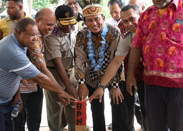 Dirjen PPTR Kementerian ATR/BPN Dwi Hariyawan hadir pada program GEMAPATAS sebanyak 100 patok batas bidang tanah serentak di 33 provinsi di Indonesia termasuk di Kota Jayapura dan total secara keseluruhan 3.000 patok di Provinsi Papua. Foto: humas ATR/BPN