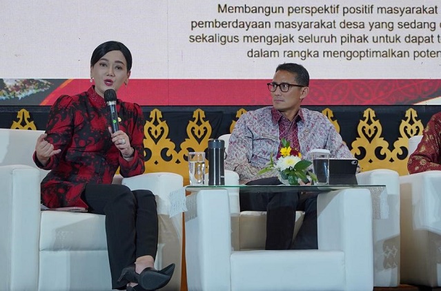 Kepala Eksekutif Pengawas Perilaku Pelaku Usaha Jasa Keuangan, Edukasi dan Pelindungan Konsumen OJK Friderica Widyasari Dewi Bersama Menparekraf Sandiaga Salahuddin Uno dalam sesi dialog pada Rakorda dan Pleno TPAKD se-Jawa Tengah di Semarang, Jawa Tengah, Kamis (27/4/2023). Foto: humas OJK