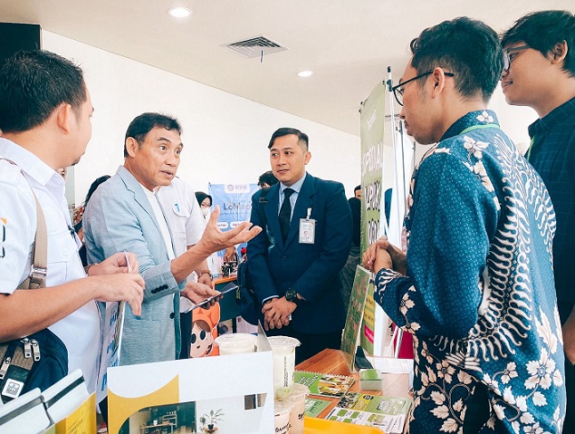 Direktur Utama LPDB-KUMKM Supomo (kedua dari kiri) bertukar informasi dengan penyelenggara Inkubator Wirausaha LPDB-KUMKM Tahun 2024 yang resmi dibuka dari 2 Oktober hingga 2 Dessember 2023. Foto: humas LPDB