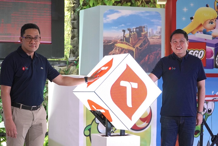 Head of Android Platforms & Ecosystems Google Indonesia Denny Galant (kiri) dan Direktur Marketing Telkomsel Derrick Heng (kanan) dalam seremoni peluncuran Program Bundling Google Play Pass Package di Telkom Hub, Gatot Soebroto, Jakarta Selatan, Kamis sore (12/10/2023). Foto: humas Telkomsel