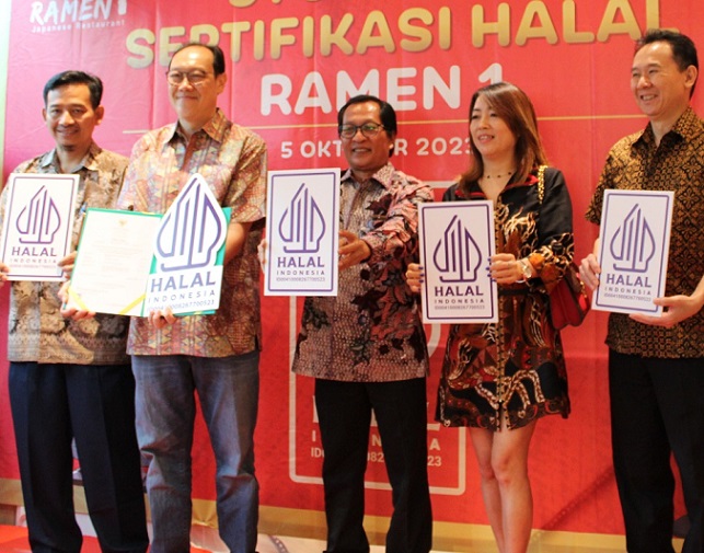Seremoni PT Sucofindo sebagai LLP menampingi BPJPH Kemenag menyerahkan Sertifikat Halal untuk Ramen1. Foto: dok Sucofindo