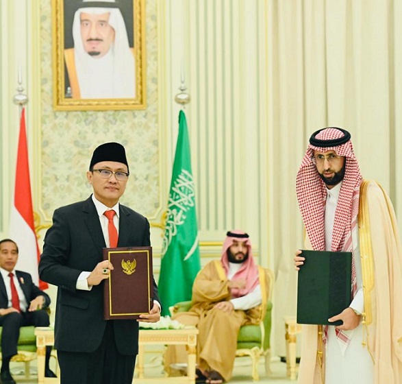Kepala BPJPH Kemenag Muhammad Aqil Irham (kiri depan) dan Presiden SFDA Hisham S. Aljadhey usai tanda tangan MoU di Istana Yamamah Kota Riyadh, Arab Saudi, Kamis (19/10/2023). Ikut menyaksikan Presiden Joko Widodo dan Perdana Menteri Kerajaan Arab Saudi Muhammad bin Salman al-Saud. Foto: humas BPJPH Kemenag