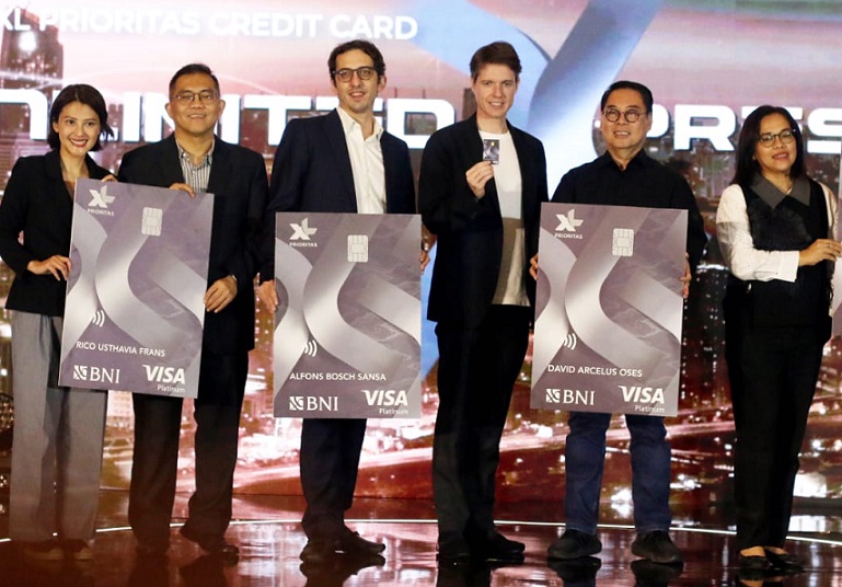 Foto seremoni usai peluncuran produk Co-Branding Kartu Kredit BNI – XL PRIORITAS untuk semua nasabah BNI dan pelanggan XL yang dapat digunakan di seluruh jaringan Visa di Indonesia dan luar negeri. Foto: humas BNI