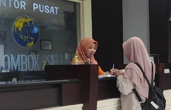 Karyawan sedang menerima nasabah yang melakukan transaksi keuangan di kantor KSP Lombok Sejati NTB. Foto: dok LPDB-KUMKM