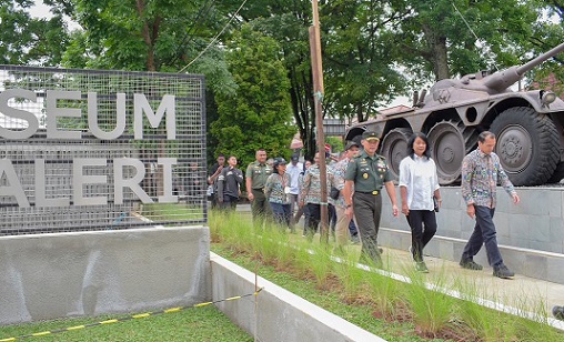 Direktur Jenderal Cipta Karya Diana Kusumastuti bersama rombongan menuju Museum Kavaleri yang baru direnovasi untuk peresmian. Foto: humas PUPR