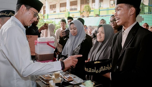 Menparekraf Sandiaga Salahuddin Uno (kiri baju putih) dalam Santri Digitalpreneur di Ponpes Az-Ziyadah, Jakarta Timur, Selasa (27/8/2024). Foto: humas Kemenparekraf2