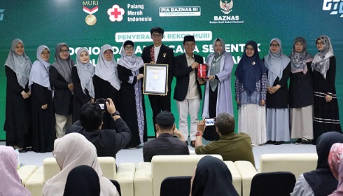 Seremoni penyerahan rekor MURI di Gedung BAZNAS RI Kawasan Matraman, Jakarta Timur, Jumat sore (15/11/2024). Hadir Wakil Ketua BAZNAS RI Mokhamad Mahdum (pakai peci) menyaksikan Ketua PIA BAZNAS RI Hj. Nur Kusuma Dewi (keenam dari kiri) saat menerima Piagam MURI dari perwakilan MURI (ketujuh dari kiri). Foto: humas Baznas