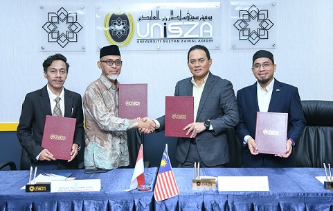 Ketua STAI Publisistik Thawalib Jakarta H Syamsudin (kedua dari kiri) usai tanda tangan MoU dengan Rektor UniSZA Prof. Dato' Fadzli bin Adam bersamaan juga Wakil ketua STID Mustafa Ibrahim Al-Ishlahudiny Solihan Muchlis, dan Direktur Pelaksana di Saff Group Sdn. Bhd. Malaysia Mohd Aswadi bin Ali. Foto: dok STAI Publisistik Thawalib Jakarta