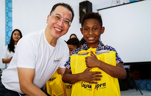 Direktur Information Technology Bank Mandiri Timothy Utama menyerahkan paket bantuan dalam rangka perayaan Natal di Panti Asuhan dan Jompo Berkat Kasih Imannuel, Cilincing, Jakarta Utara pada Rabu (18/12). Foto: humas Bank Mandiri