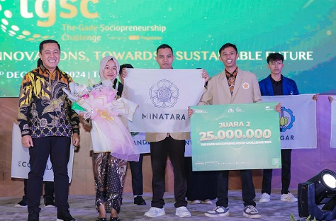 Direktur Jaringan, Operasi dan Penjualan PT Pegadaian Eka Pebriansyah (baju batik paling kiri) foto bersama para pemenang anugerah bertajuk The Gade Sociopreneurship Challenge (TGSC) 2024 yang diselenggarakan PT Pegadaian di Ballroom The Gade Tower, kawasan Kramat Pusat, Jakarta, Senin sore (2/12/2024). Foto: humas Pegadaian