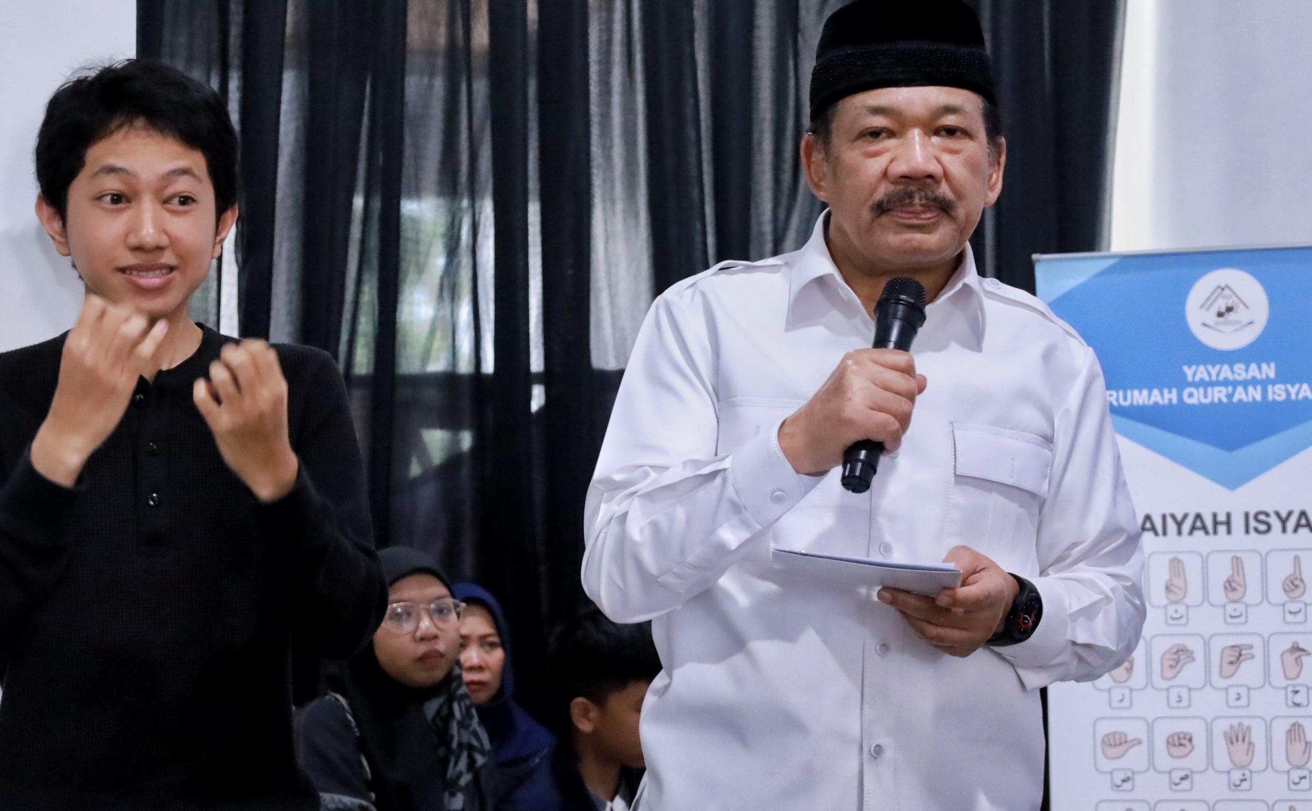 Ketua BAZNAS RI Prof KH Noor Ahmad (pegang microfon) memberi sambutan usai meluncurkan Gerakan Cinta Disabilitas di Yayasan Rumah Qur’an Isyaroh (RQI), Bandung, Jawa Barat, Jumat (10/1/2025). Foto: humas Baznas