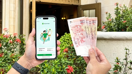 Ilustrasi seorang model menunjukkan fitur layanan Kirim Uang berskala Internasional bagi para nasabah yang dapat diakses melalui aplikasi Pegadaian Digital yang dihadirkan PT Pegadaian. Foto: humas Pegadaian