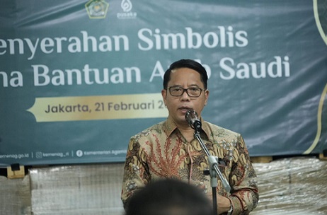 Sekjen Kemenag Kamaruddin Amin memberi sambutan dalam penyerahan kurma dari Raja Salman kepada perwakilan embaga-lembaga mitra distribusi di Kantor Kemenag Jalan Lapangan Banteng Barat no.3-4, Jakarta Pusat, Jumat (21/2/2025). Foto: humas Kemenag