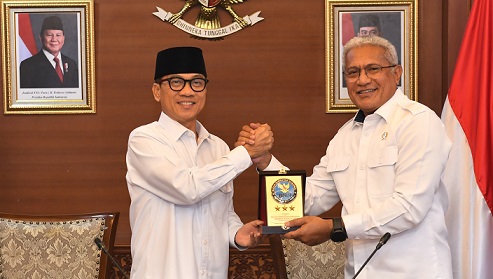 Mendes PDT Yandri Susanto (kiri) saat menerima audiensi Kepala BNN Marthinus Hukom di ruang kerjanya gedung Kemendes PDT, Kalibata, Jakarta Selatan, Senin (10/3/2025). Foto: humas Kemendes