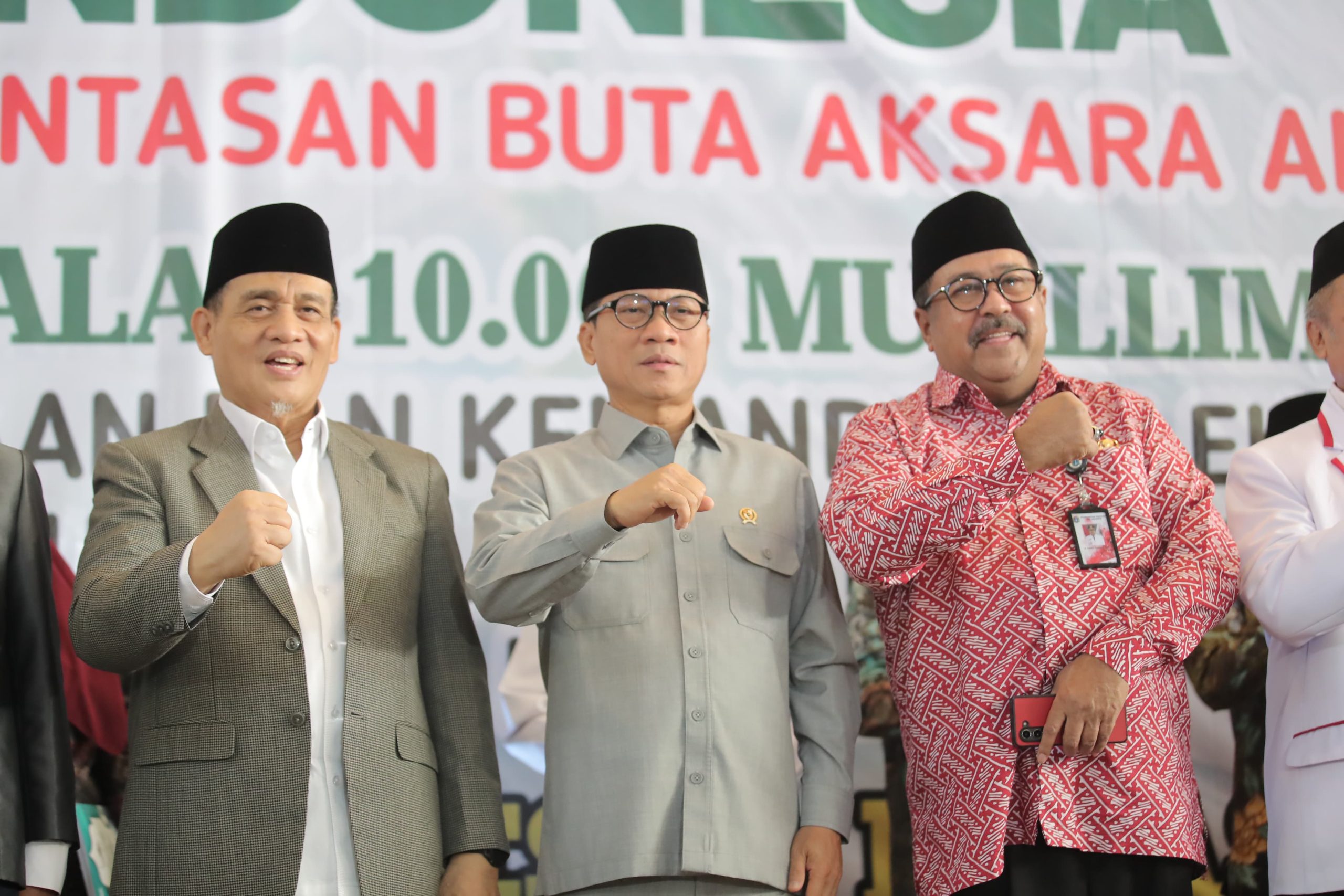 Mendes PDT Yandri Susanto saat pembukaan pelatihan dan pembekalan 10 ribu Mu’alim Al-Qur'an Majlis Taklim yang digelar Lembaga Pembelajaran Qiroatil Qur’an (LPQW) Indonesia di Masjid At-Tin, Taman Mini Indonesia Indah, Jakarta, Kamis (10/7/2025).