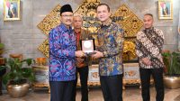 Menteri Transmigrasi, M. Iftitah Sulaiman Suryanagara saat pertemuan bersama Menteri Sosial di Kantor Kemensos, Kamis (7/8).